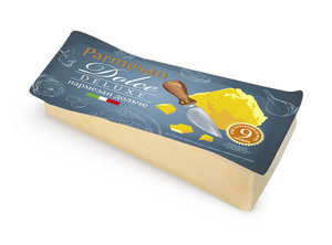 Сыр твердый Dolce Deluxe Пармезан 34% БЗМЖ